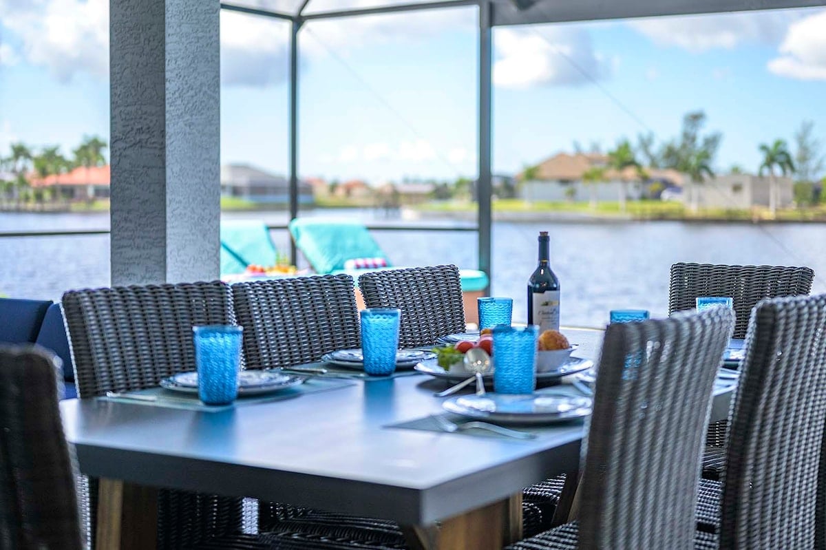 Lanai mit Blick auf den Kanal und den privaten Salzwasser-Pool bei Sonnenuntergang.