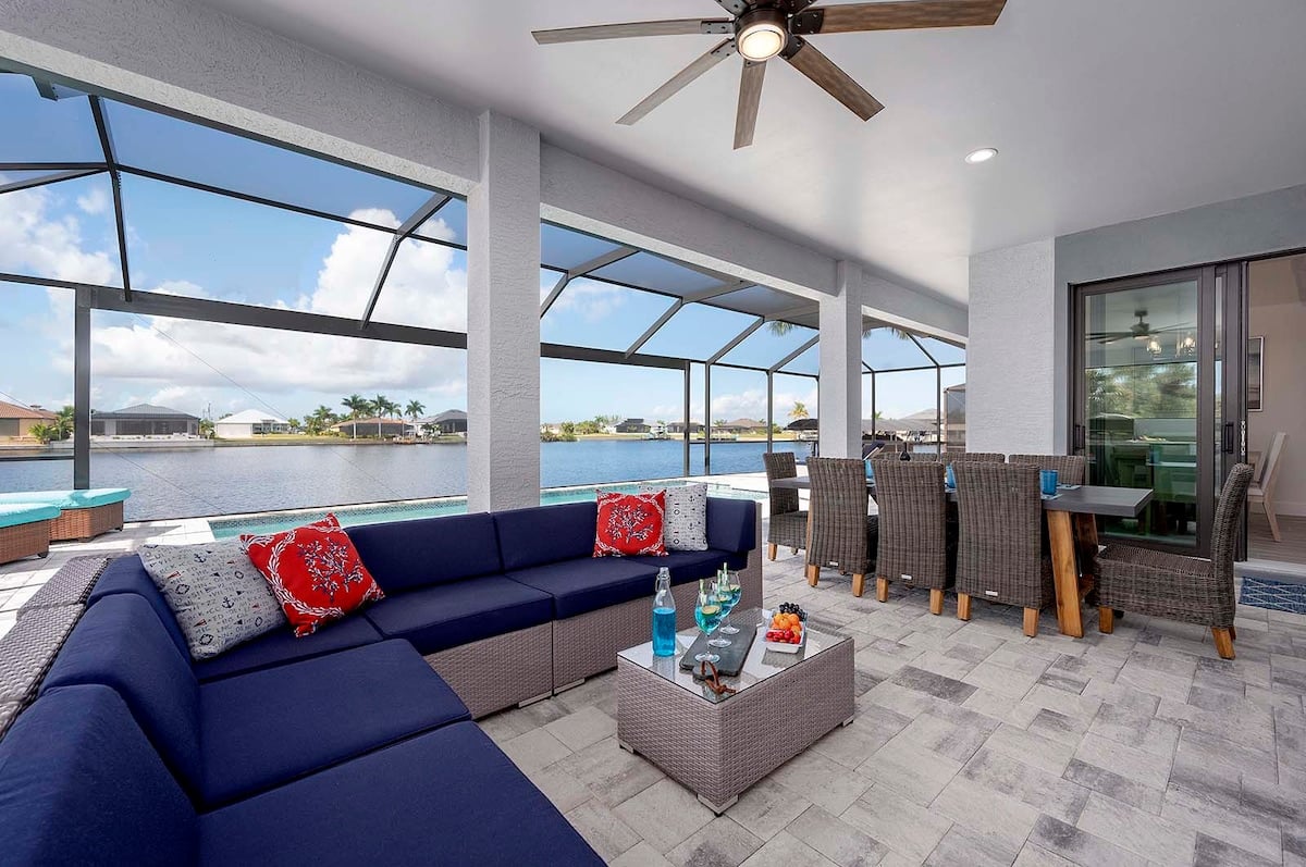 Lanai mit Blick auf den Kanal bei Sonnenuntergang.