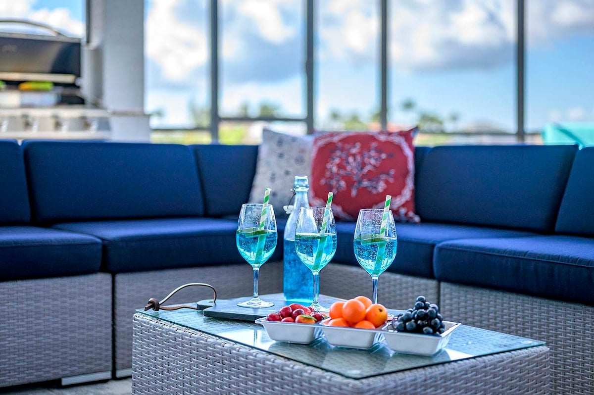 Privater Salzwasser-Pool mit Lanai und Blick auf den Kanal bei Sonnenuntergang.