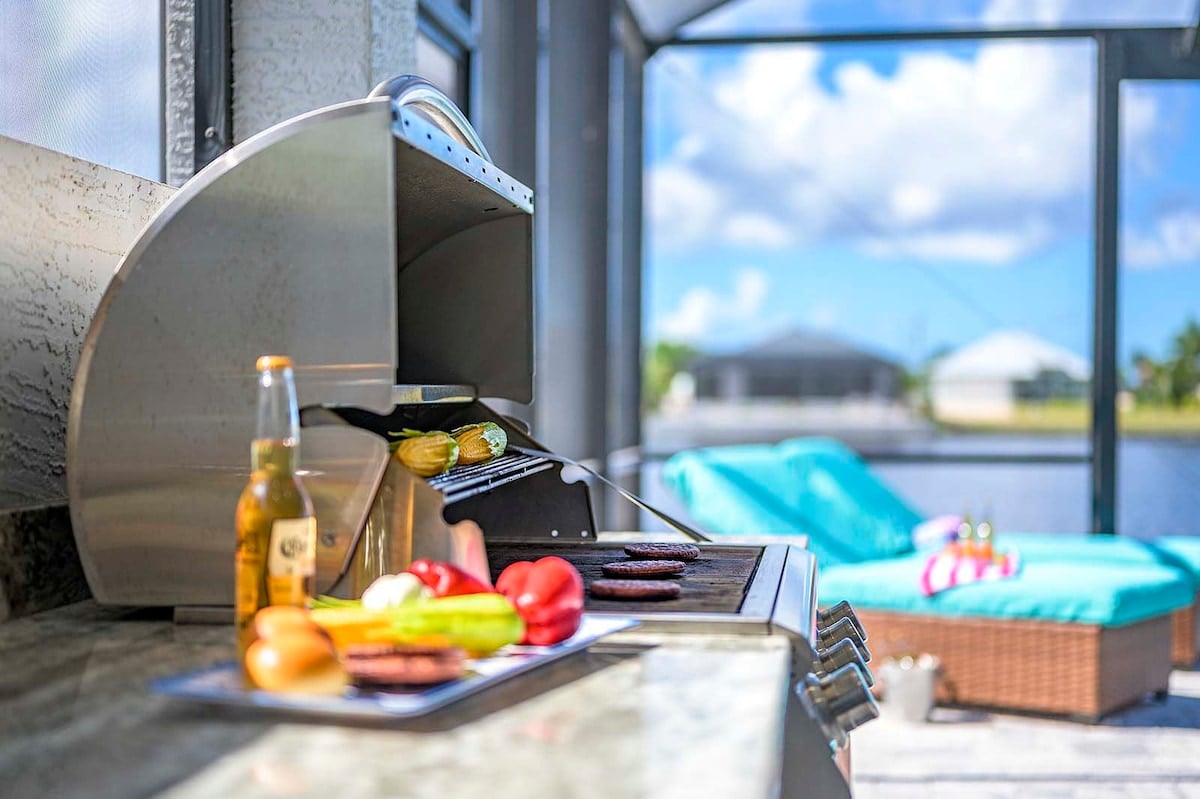 Überdachte Lanai mit Blick auf den Kanal und den privaten Salzwasser-Pool.