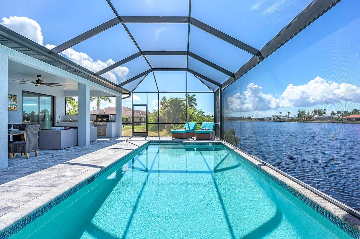 Lanai mit Blick auf den Kanal und den privaten Salzwasser-Pool bei Sonnenuntergang.