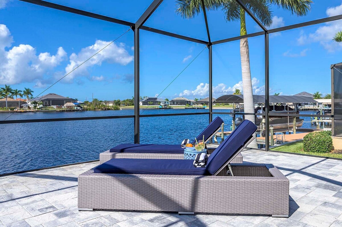 Lanai mit Salzwasser-Pool und Blick auf den Kanal bei Sonnenuntergang.