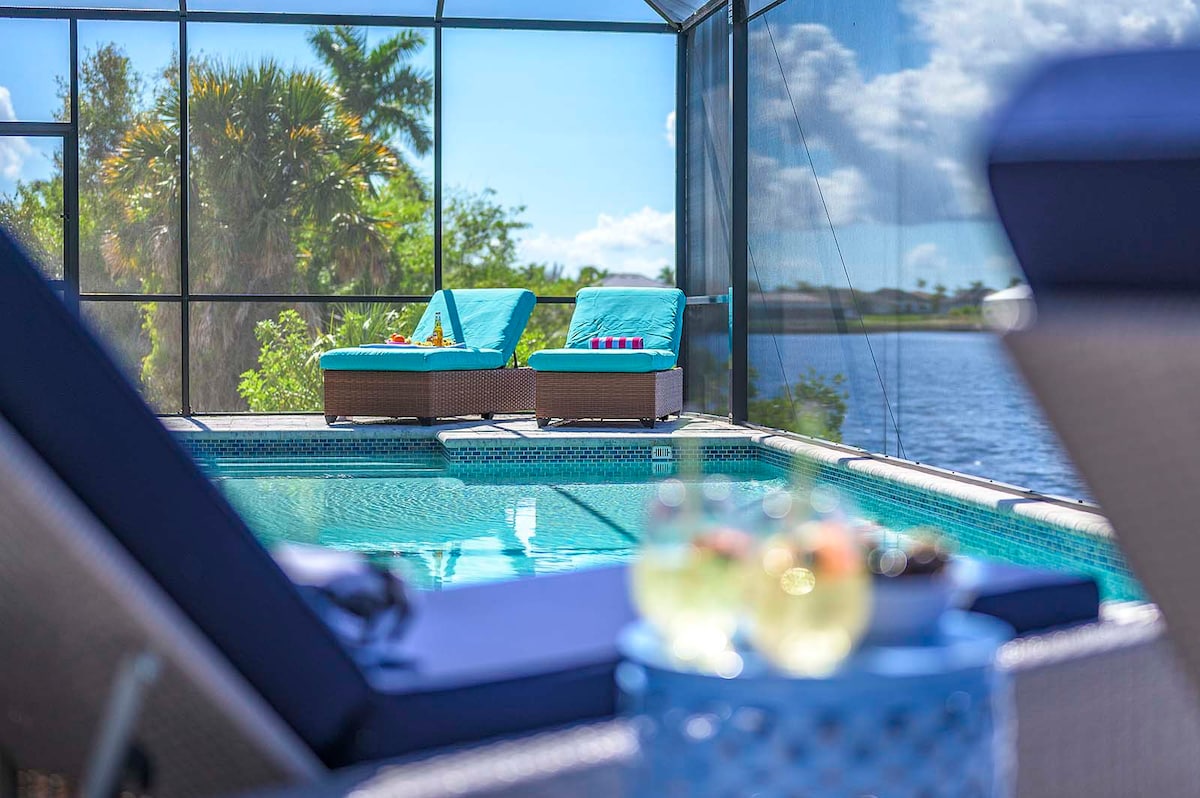 Lanai mit Salzwasser-Pool und Blick auf den Kanal bei Sonnenuntergang.