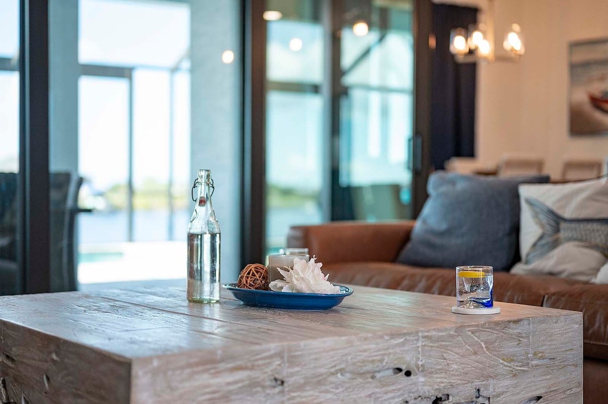 Lanai mit Blick auf den Kanal und privaten Salzwasser-Pool bei Sonnenuntergang.