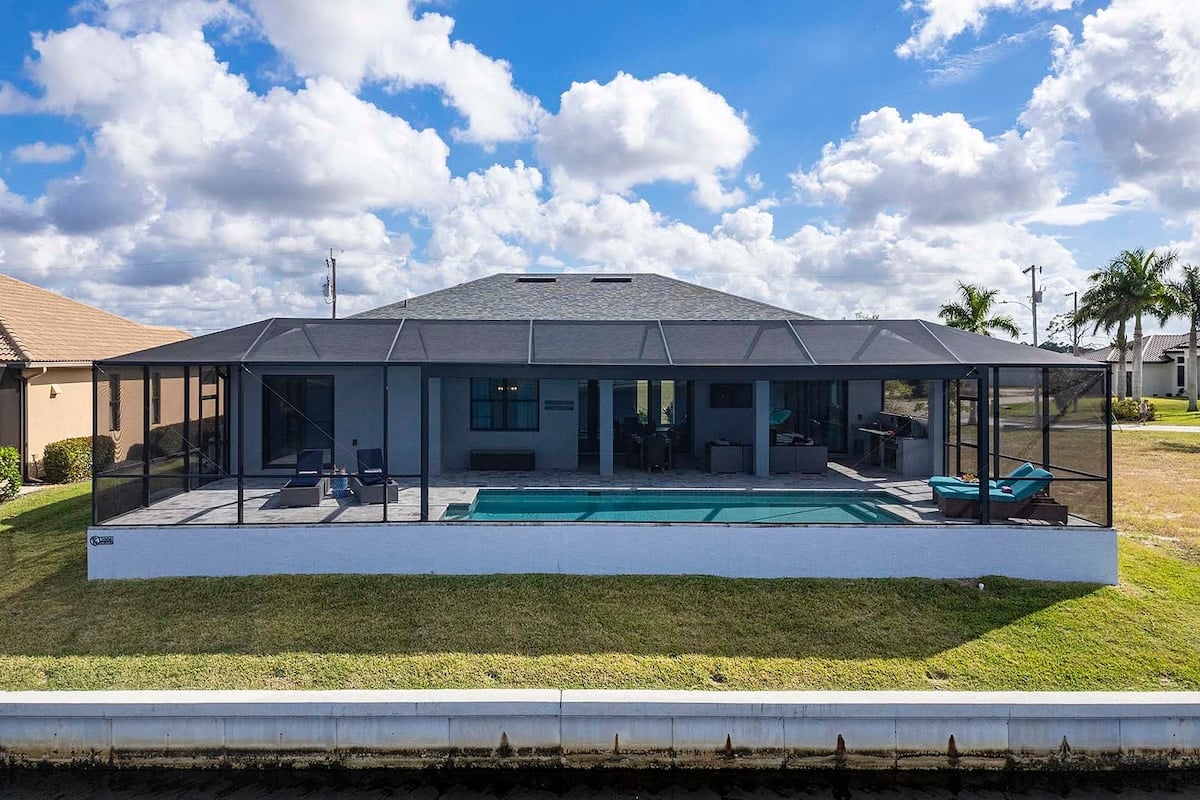 Lanai mit Blick auf den Kanal und Salzwasser-Pool bei Sonnenuntergang.