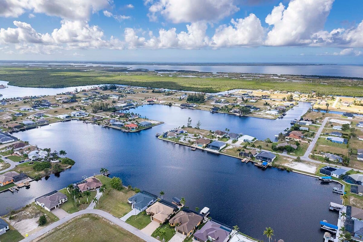 Lanai mit Salzwasser-Pool und Blick auf den Kanal bei Sonnenuntergang.