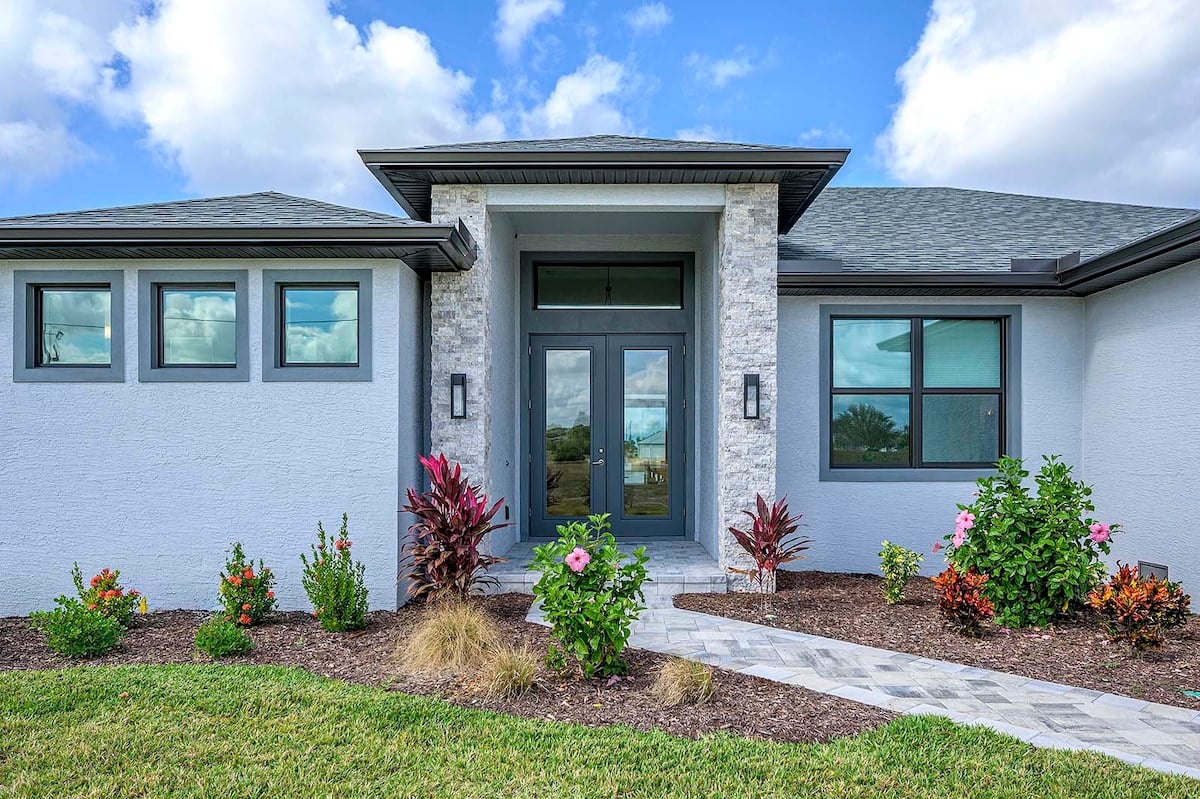 Lanai mit Blick auf den Kanal bei Sonnenuntergang.