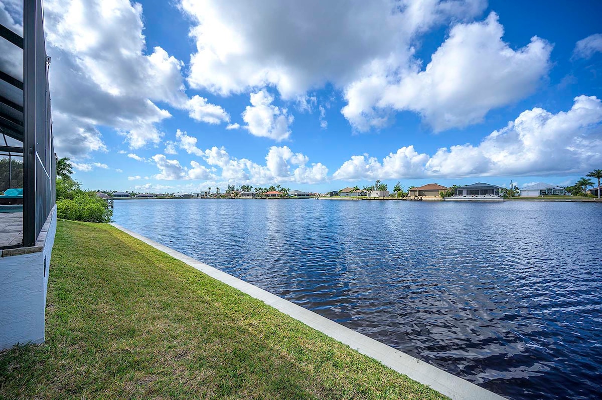 Lanai mit Salzwasser-Pool und Blick auf den Kanal bei Sonnenuntergang.