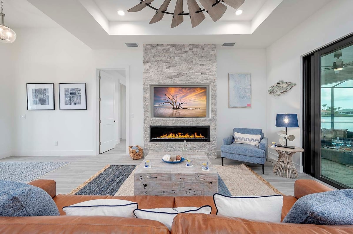 Lanai mit Salzwasser-Pool und Blick auf den Kanal bei Sonnenuntergang.