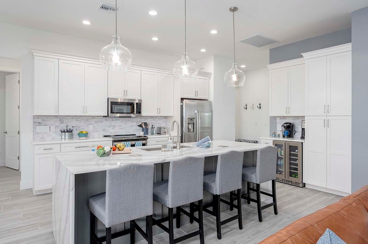 Lanai mit Salzwasser-Pool und Blick auf den Kanal bei Sonnenuntergang.