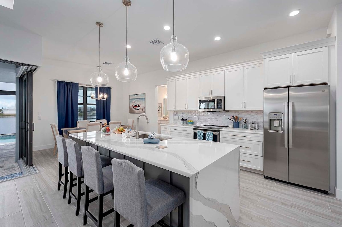 Blick von der Lanai auf den Salzwasser-Pool und den Kanal bei Sonnenuntergang.