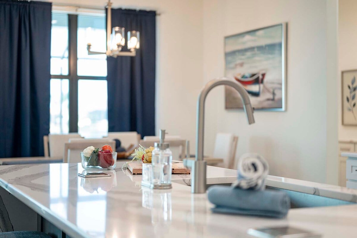 Lanai mit Salzwasser-Pool und Blick auf den Kanal bei Sonnenuntergang.