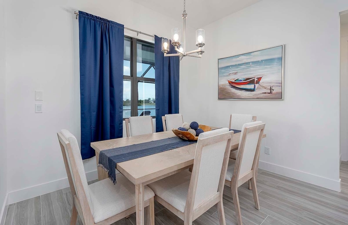 Lanai mit Blick auf den Kanal bei Sonnenuntergang.