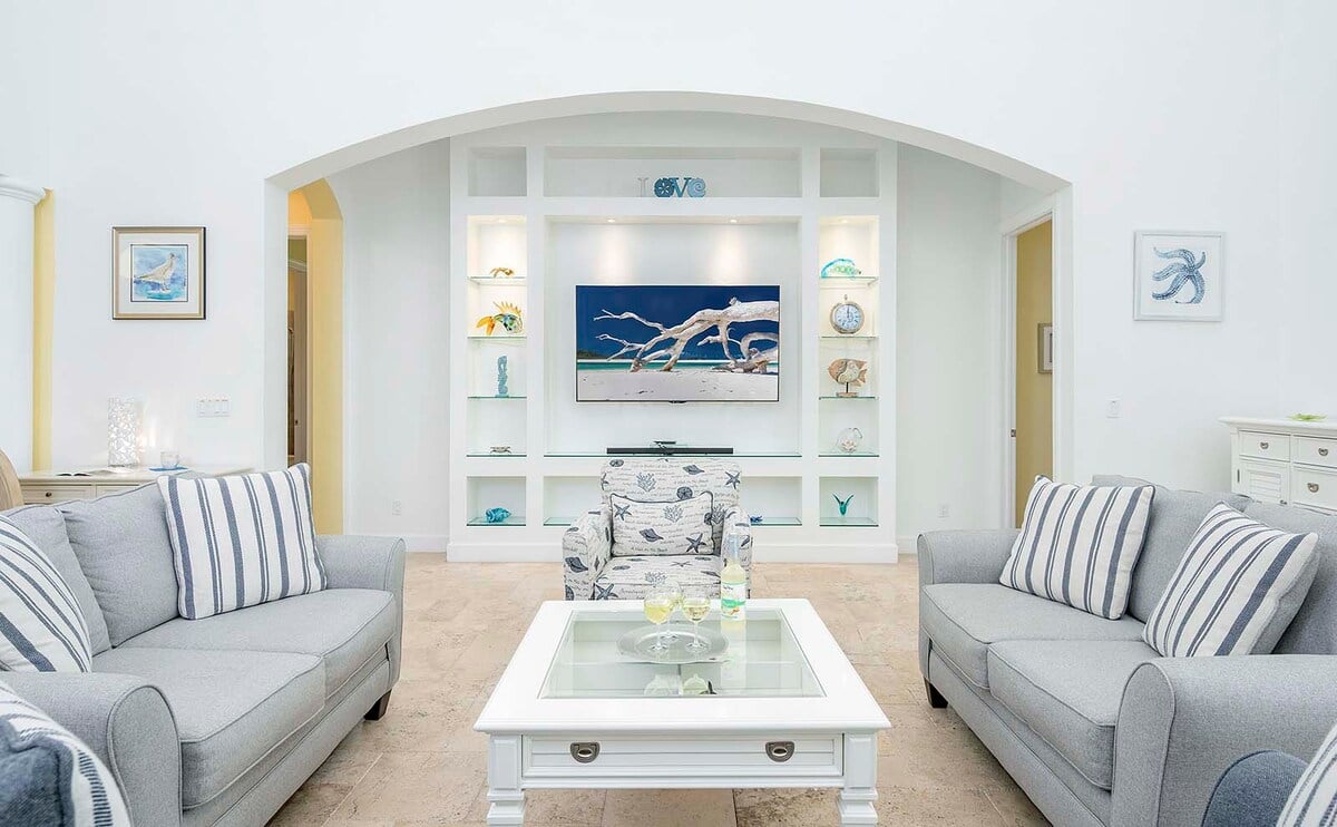 Blick auf Kanal mit privatem Bootsdock und Wasserzugang.