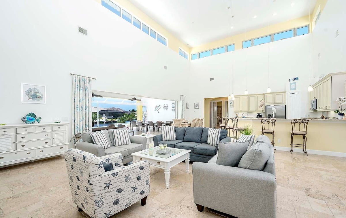 Privater Bootssteg am Kanal mit Blick aufs Wasser.