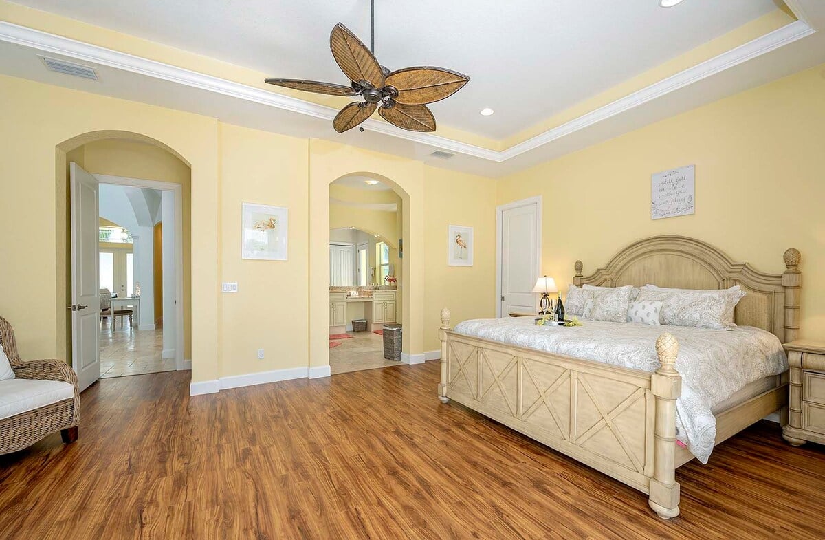 Blick von der Lanai auf den Salzwasser-Pool und den Kanal mit Bootsdock.