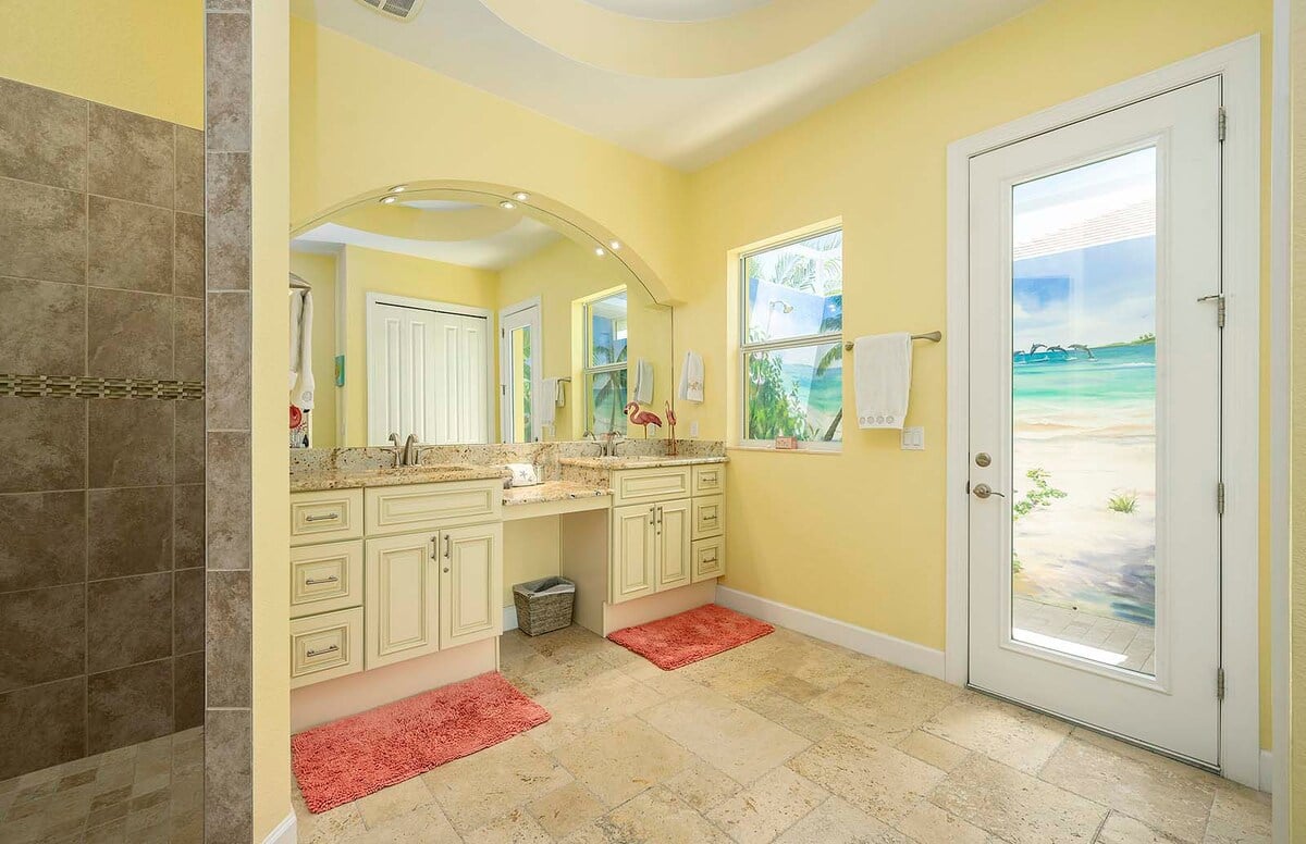 Privater Salzwasser-Pool mit Lanai und Blick auf den Kanal.