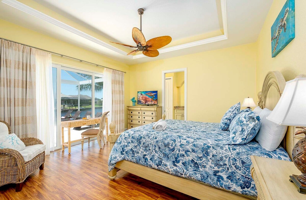 Außenansicht mit Salzwasser-Pool und Lanai am Kanal mit Bootsdock.