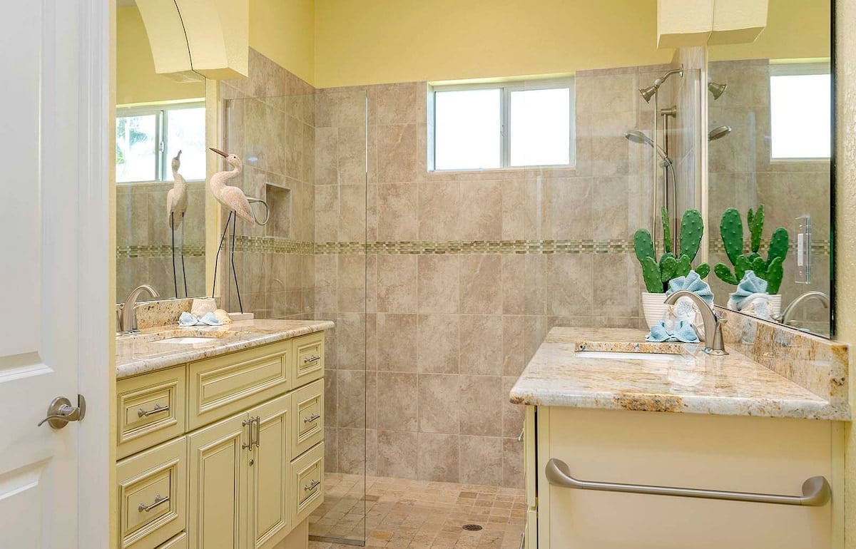 Privater Salzwasser-Pool mit Blick auf den Kanal und Bootsdock.