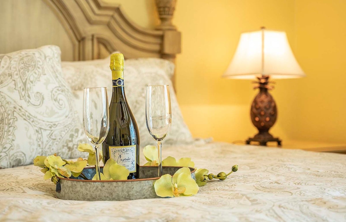 Blick auf den Kanal mit privatem Bootsdock und Poolbereich.