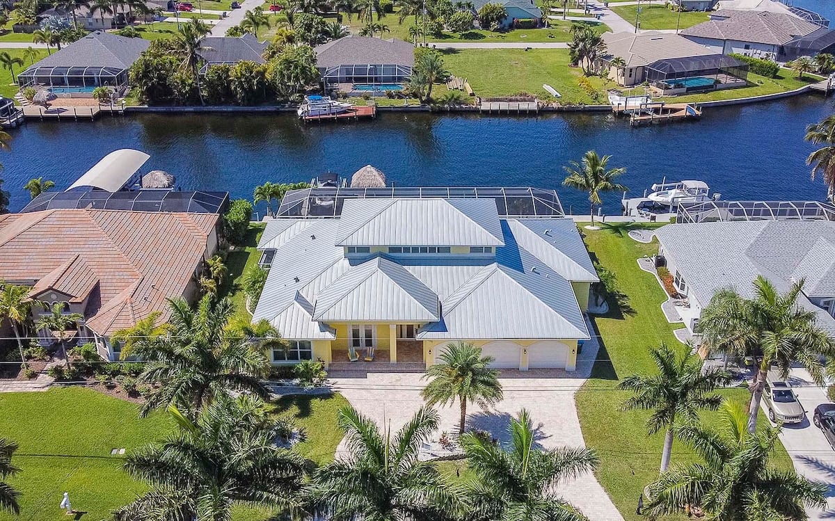 Kanalgrundstück mit privatem Bootsdock und Blick aufs Wasser.