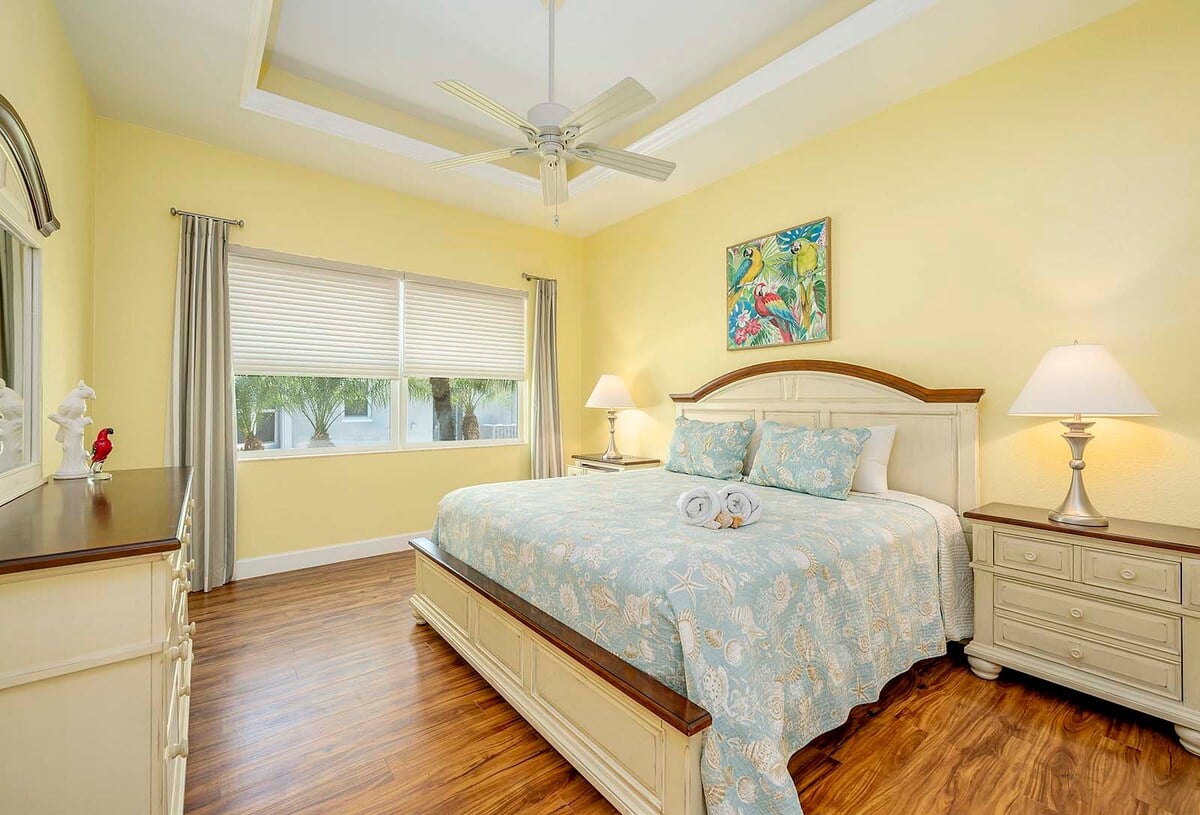 Privater Salzwasser-Pool mit Blick auf den Kanal und Bootsdock.