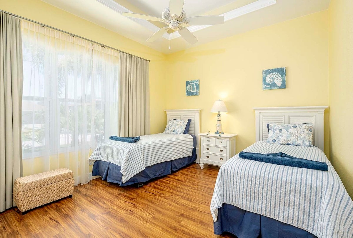 Blick auf den Kanal mit privatem Bootsdock.