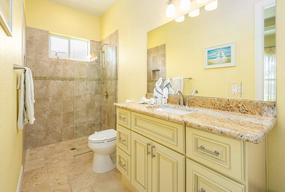 Blick auf den Kanal mit privatem Bootsdock.