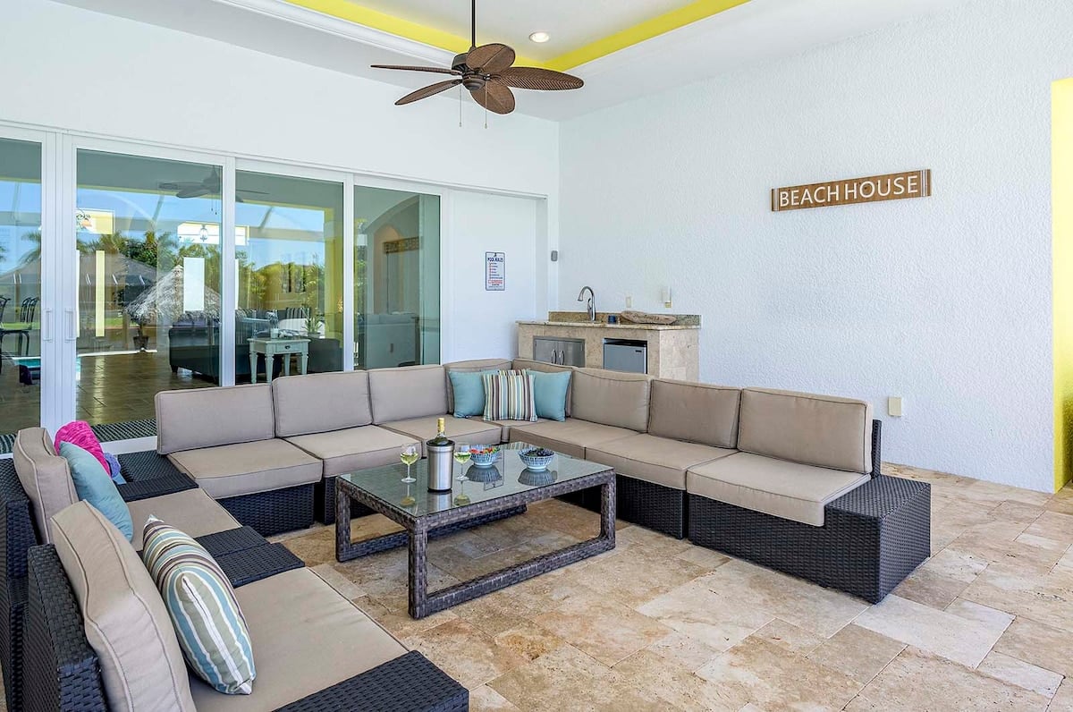 Blick auf den Kanal mit privatem Bootsdock am Waterfront-Grundstück.