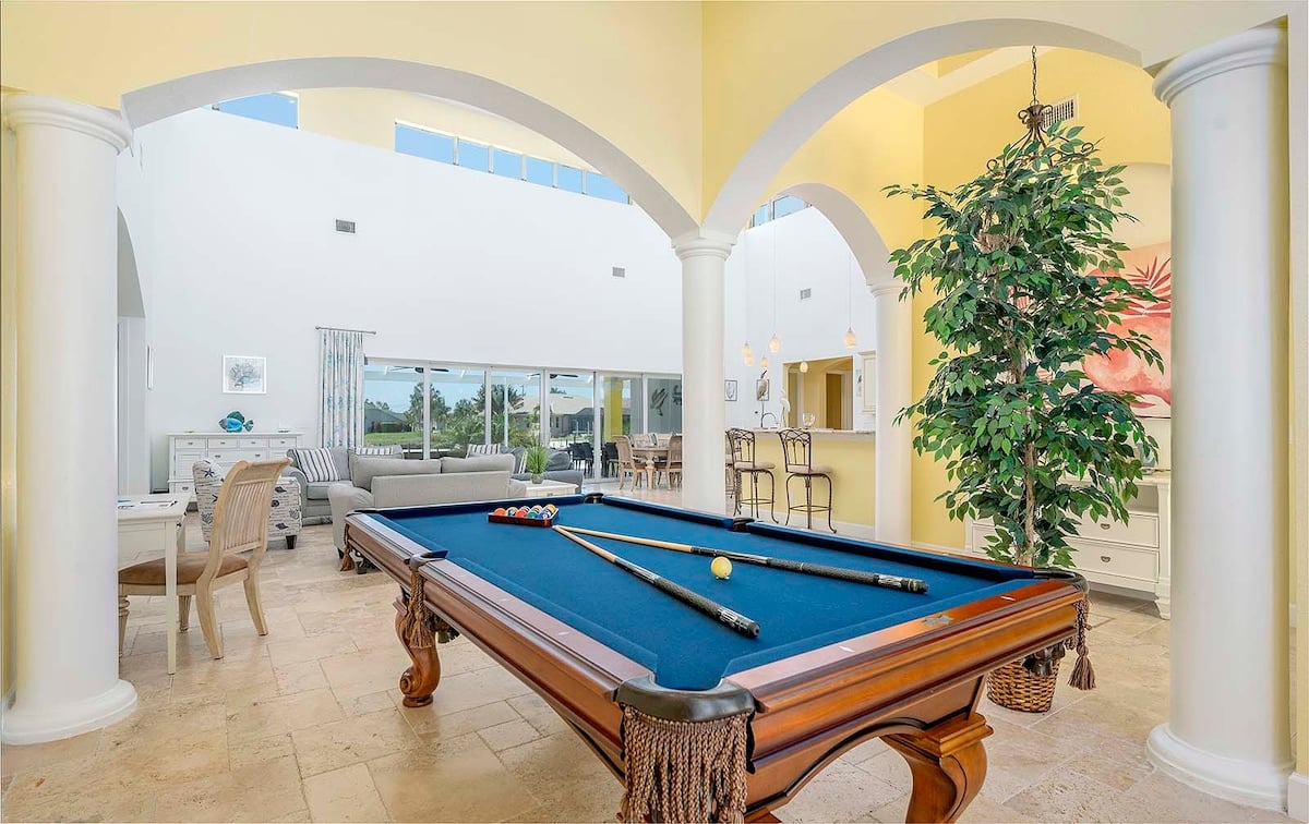 Privates Bootsdock am Kanal mit Blick aufs Wasser.