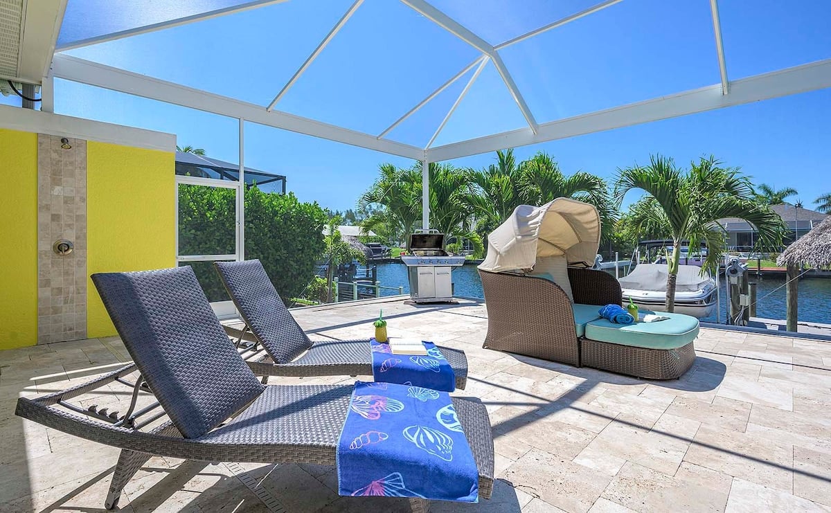 Privates Bootsdock am Kanal mit Blick aufs Wasser.