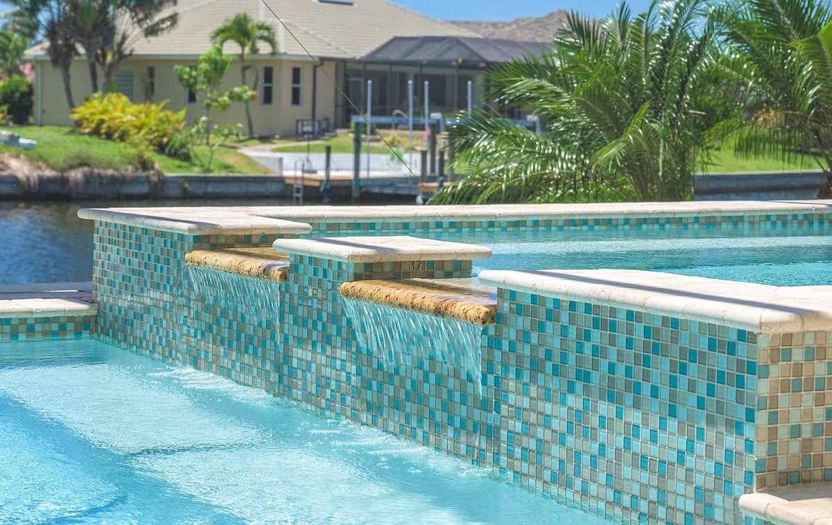 Privater Bootssteg am Kanal mit Blick aufs Wasser.