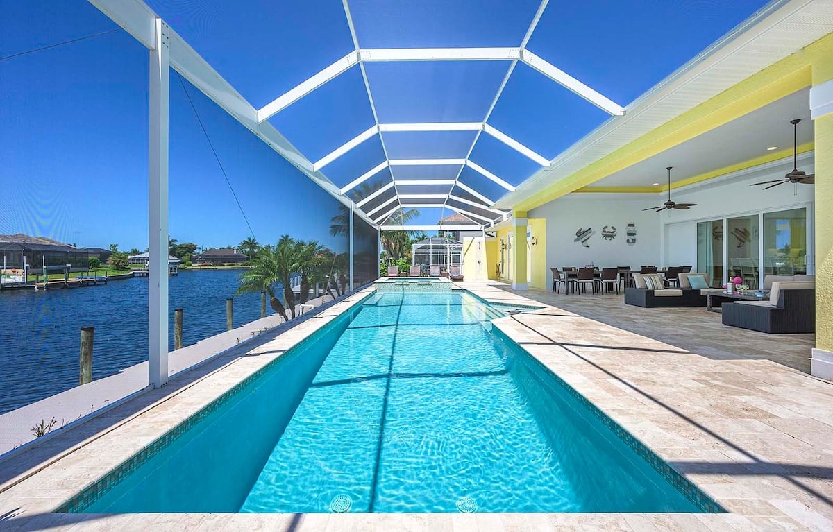 Blick auf den Kanal mit privatem Bootsdock und Wasserzugang.