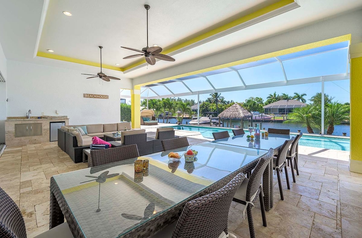 Privater Salzwasser-Pool mit Blick auf den Kanal und Bootsdock.