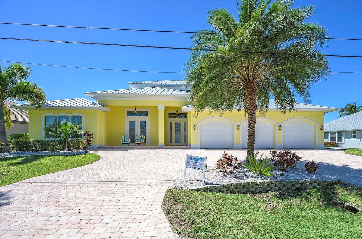 Blick vom Bootsdock auf den Kanal hinter dem Haus.