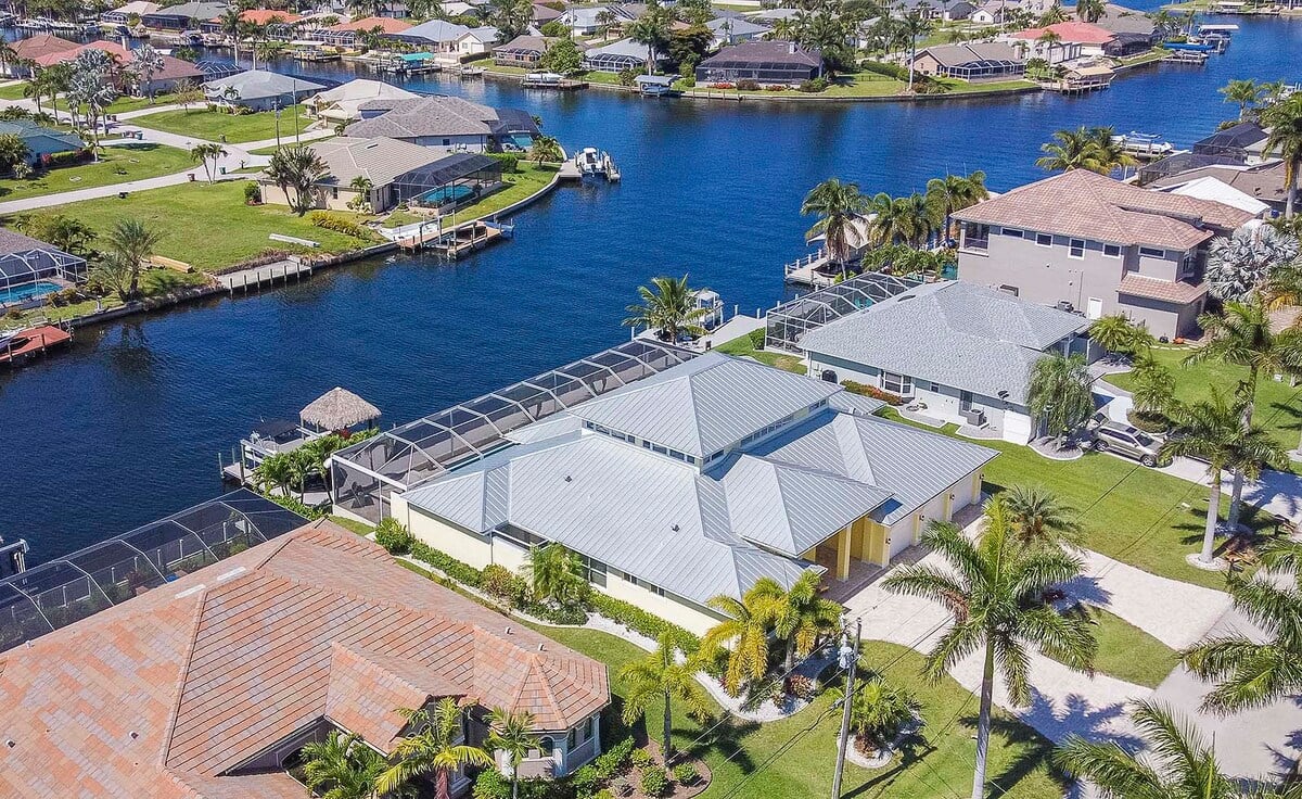 Blick auf den Kanal mit privatem Bootsdock.