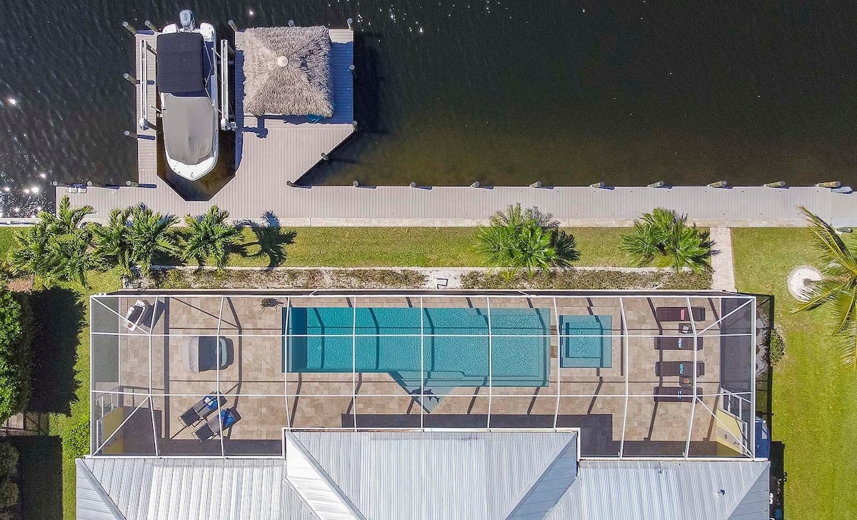Blick auf Kanal mit privatem Bootsdock und Salzwasser-Pool.
