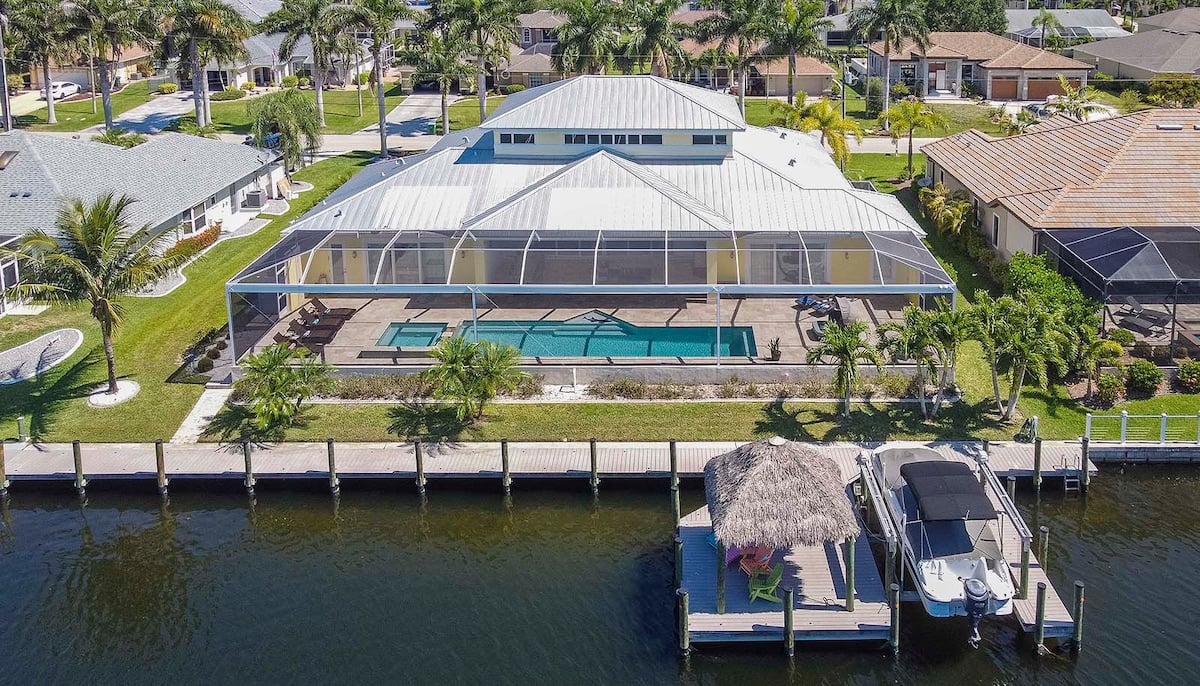 Blick auf den Kanal mit privatem Bootsdock.