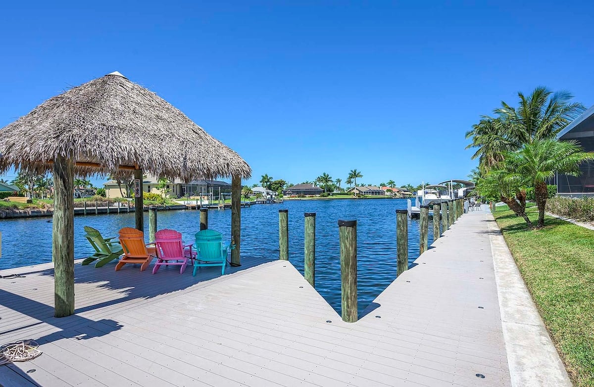 Privater Salzwasser-Pool mit Lanai und Blick auf den Kanal.
