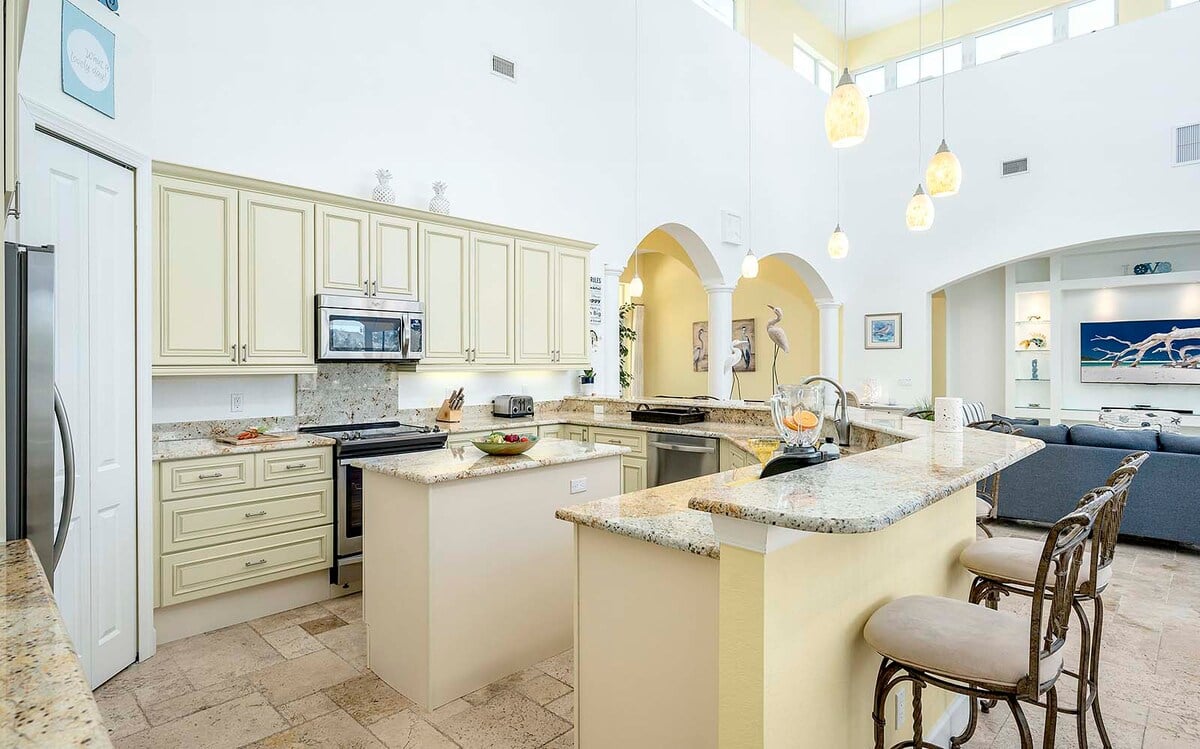 Privater Salzwasser-Pool mit Lanai und Blick auf den Kanal.