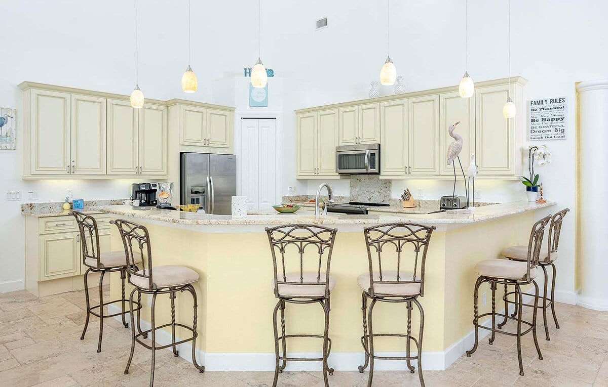 Privater Salzwasser-Pool mit Blick auf den Kanal und Bootsdock.