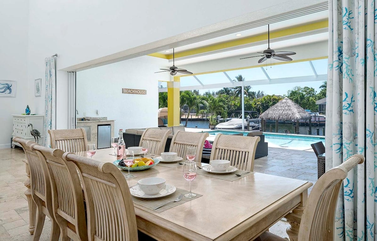 Blick auf den Kanal mit privatem Bootsdock.