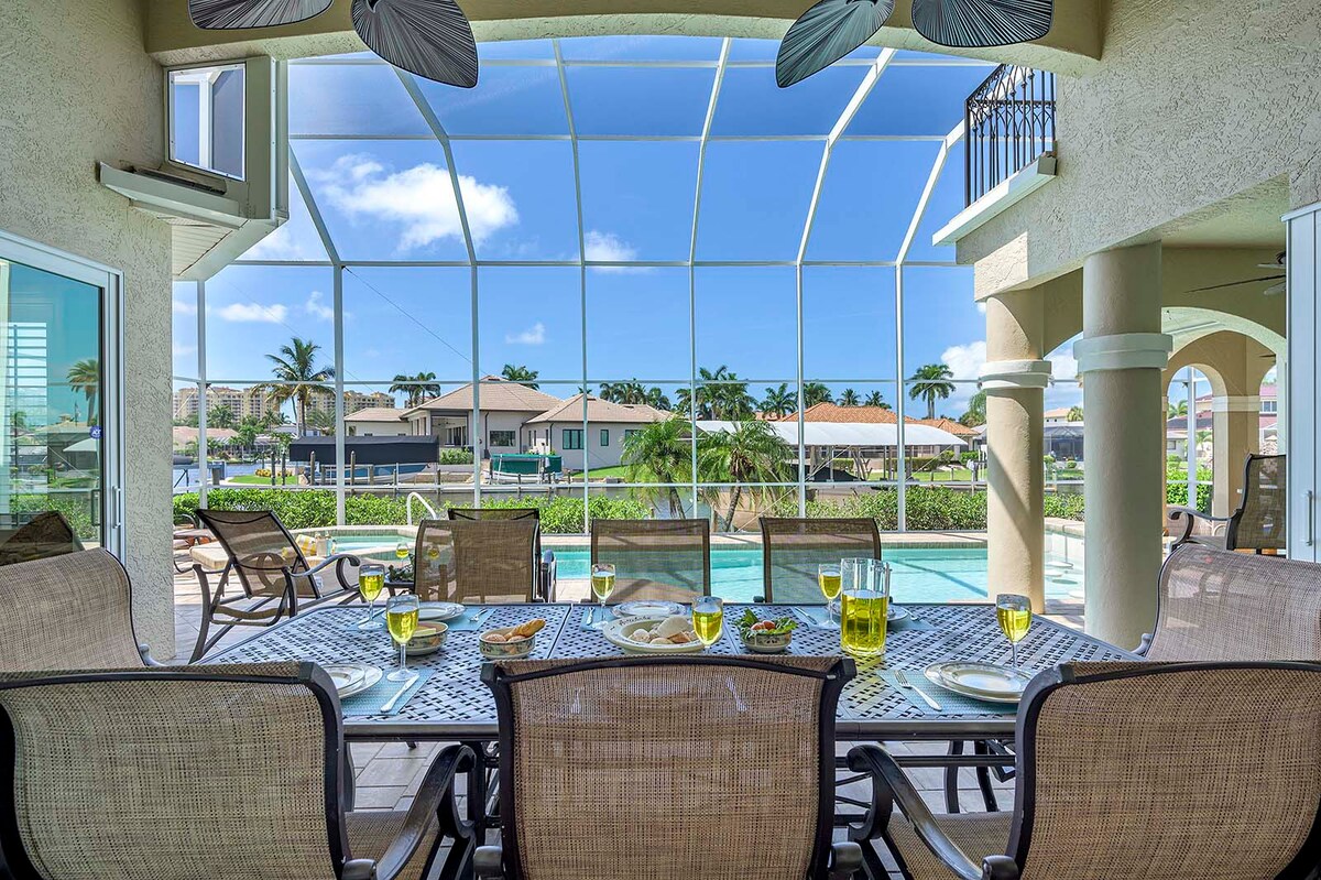 Salzwasser-Pool mit Whirlpool und Blick auf den Kanal.