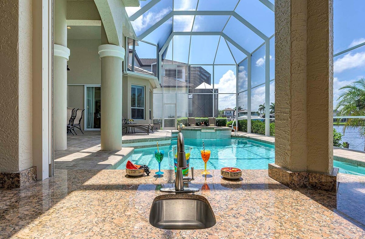 Salzwasser-Pool mit Whirlpool und Blick auf den Kanal in SW Cape Coral.