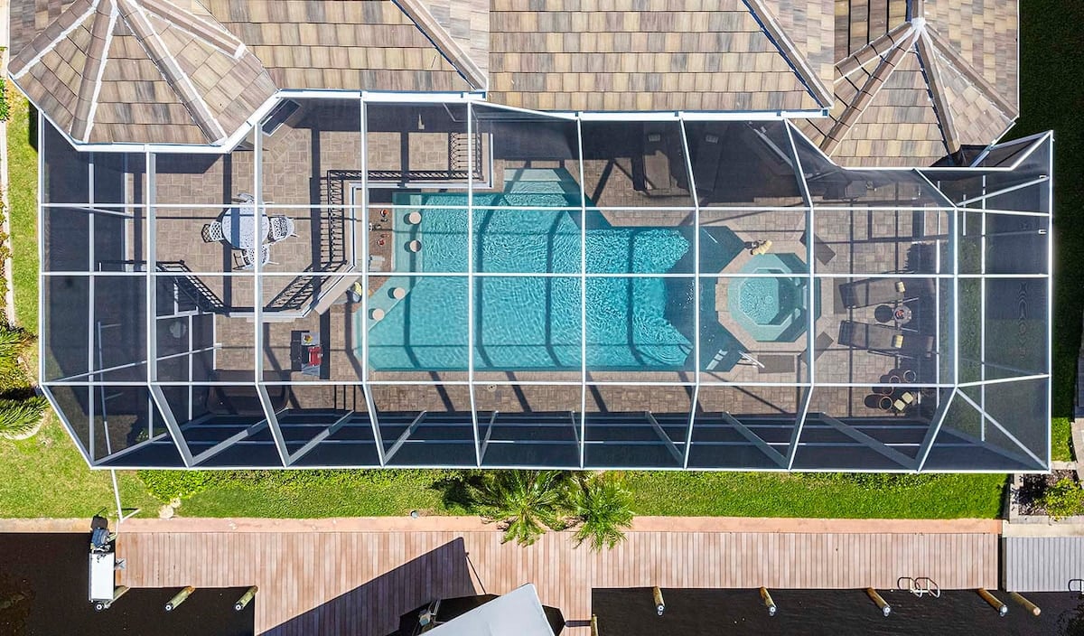 Salzwasser-Pool mit Whirlpool auf der sonnigen Lanai am Kanal.