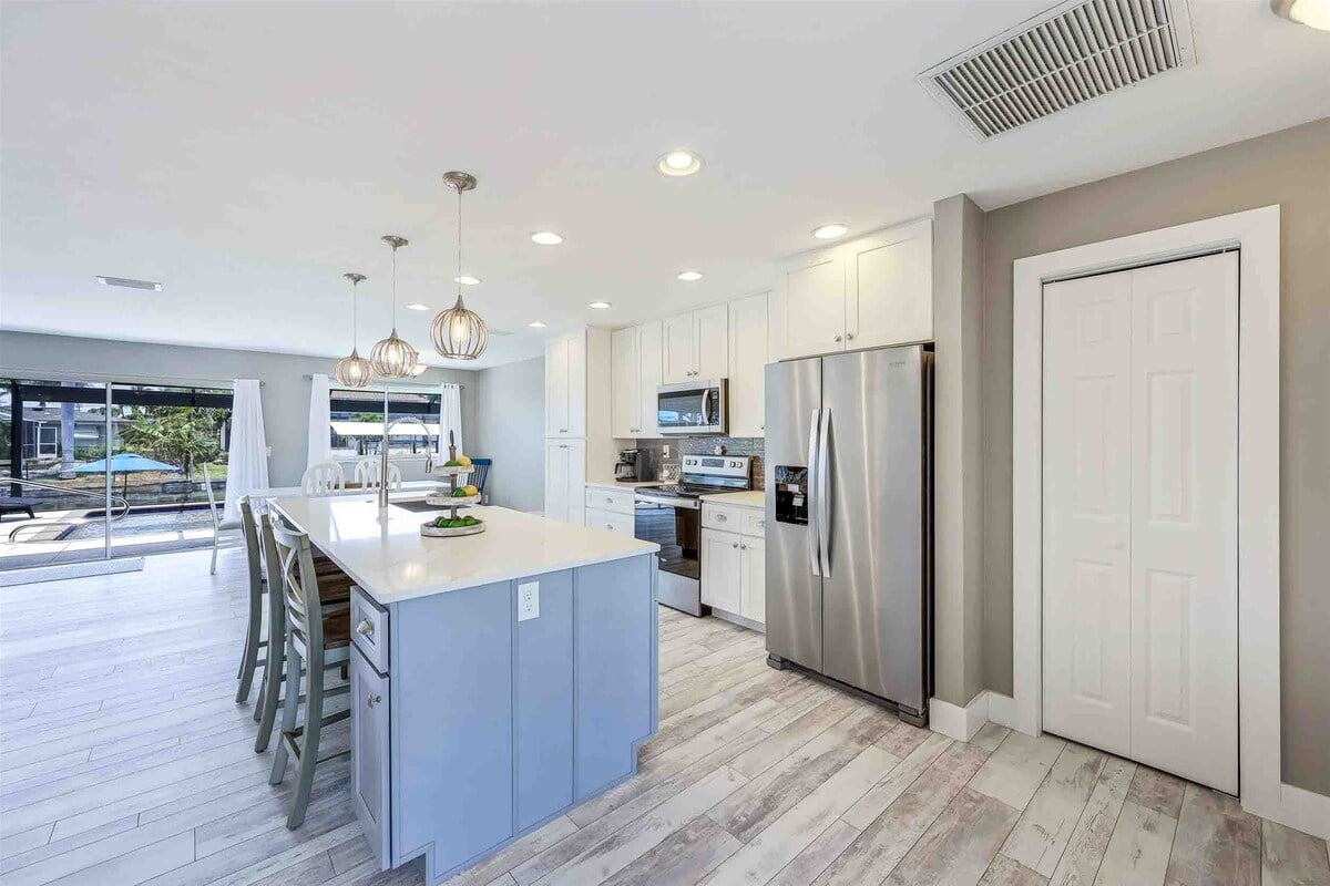 Beheizter Pool mit Lanai und Blick auf den Kanal.