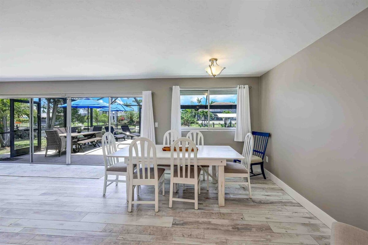 Überdachte Lanai mit beheiztem Pool und Sitzbereich am Kanal.