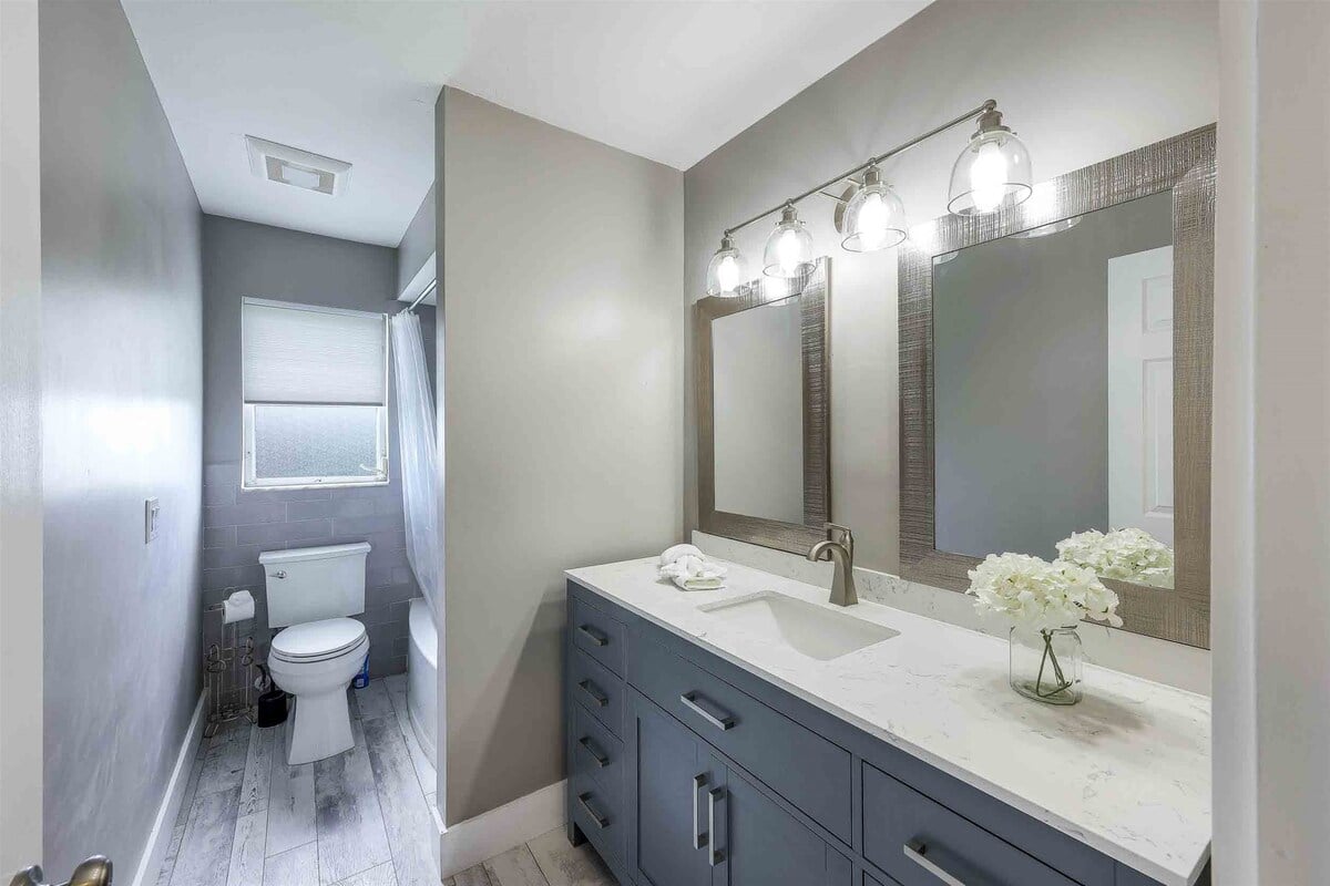 Beheizter Pool mit großer Lanai und Blick auf den Kanal.