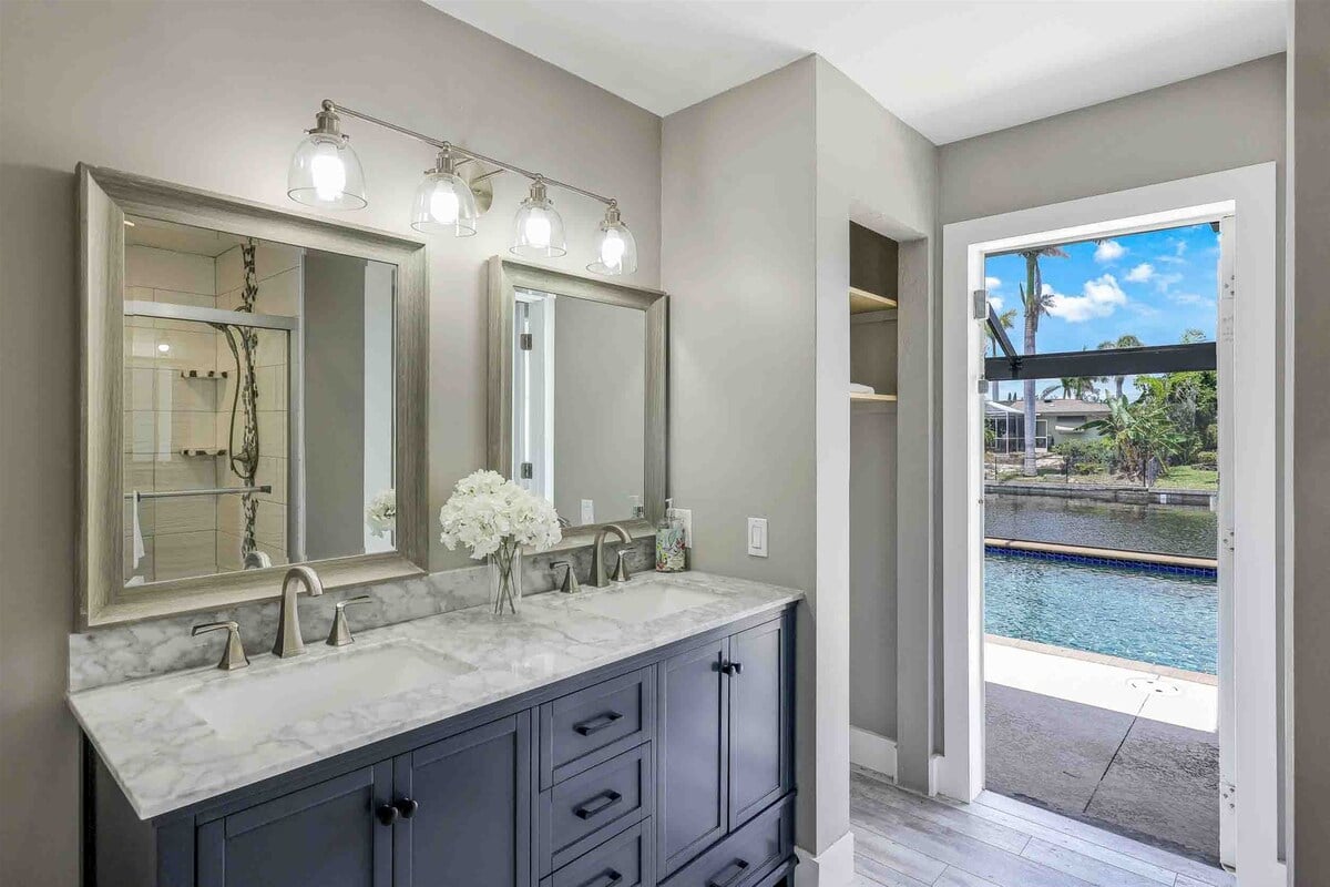 Beheizter Pool mit großer Lanai und Sitzbereich im Außenbereich.