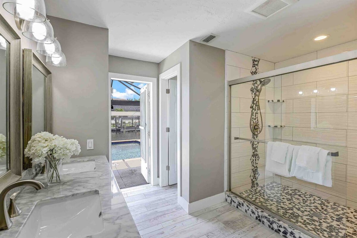 Beheizter Pool mit großer Lanai und Blick auf den Kanal.